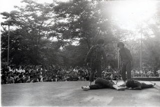 「赤い花」井の頭公園　野外ステージにて